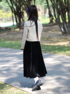 กระโปรงทรงเอเอวสูงผ้ากำมะหยี่สีดำหนาสำหรับผู้หญิง ฤดูใบไม้ร่วง/ฤดูหนาว กระโปรงทรงร่มยาวปานกลางอเนกประสงค์สำหรับผู้หญิงวัย 18-24 ปี