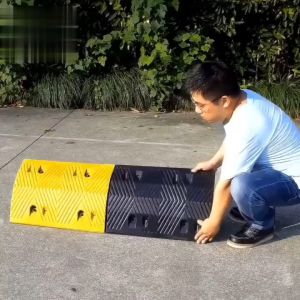 【Fast delivery】Rubber Humps Speed Bump Speed Hump Cable protector wide buffer slope pad Flexible and not easily broken Hump cable protection wide buffering slope buffering flexibility