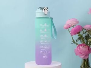 Bình Nước Thể Thao 900ml Màu Cầu Vồng Mờ Đổi Màu Dần Chịu Nhiệt Cao Có Ống Hút Chất Liệu Nhựa Dùng Cho Tập Luyện Thể Dục