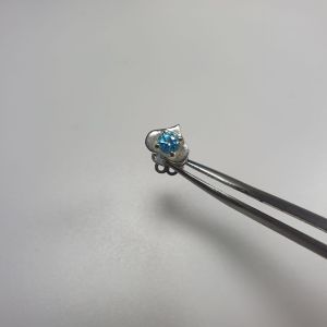 0105HT-MÔT CHIẾC HOA TAI BẠC NAM ĐÍNH ĐÁ TOPAZ ( THIÊN NHIÊN) HÌNH CON CƠ