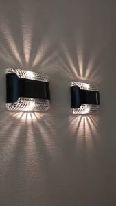 2 ชิ้นไฟ LED ผนังพลังงานแสงอาทิตย์ กลางแจ้งกันน้ำแสงสวน สีขาวอบอุ่น ไฟรั้วบ้านระเบียง และทางเดินบ้าน