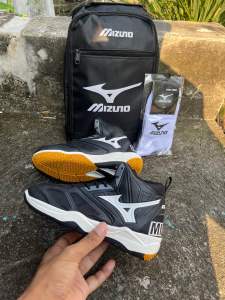 Sepatu Olahraga voli/basket/badminton Anak paket lengkap