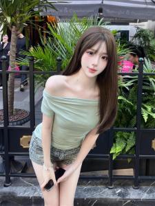 เสื้อยืดแขนสั้นไหล่เดียว Pure Desire สำหรับผู้หญิงในช่วงฤดูร้อน เสื้อแขนสั้นเข้ารูป เสื้อตัวบนทรงสั้นสุดเก๋ไก๋ สไตล์หวานๆ