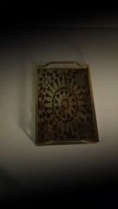 Nampan Saji Mewah Emas Elegan dengan Motif Arabesque Ideal untuk Penyajian dan Dekorasi