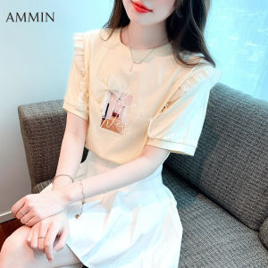 AMMIN เสื้อแขนสั้นพิมพ์ลายมีระบายสไตล์ฝรั่งเศสเสื้อ2023 ฤดูร้อนเสื้อจับจีบดีไซน์ รวมถึงปกคอกลม แสดงผลสุดยอดของเสื้อ