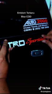 EMBLEM TRD SPORTIVO EKSTERIOR MOBIL DENGAN VARIASI TIMBUL 3D BAHAN FIBERGLASS