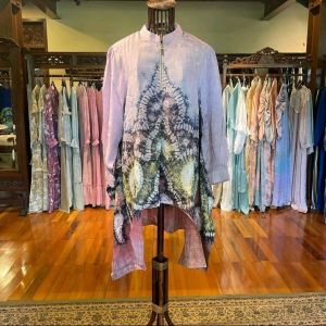 Kharis Blouse Viscos by Dian Pelangi LIMITED EDITION Tunik Baju Atasan Kemeja Blus Busui Casual Formal Kerja Kantor Pesta Pernikahan Kondangan Pengajian Lebaran Wanita Cantik Anggun Modis Modern Mewah Model Korea Terbaru Motif Jumputan Hand Made Kekinian