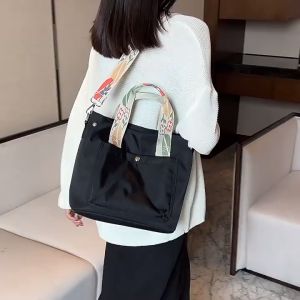 Tas bahu tahan air sederhana nilon modis tas kecil ringan untuk wanita