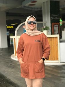 kaos polos jumbo wanita saku depan / kaos jumbo polos / baju wanita polos oversize / kaos saku depan polos / fashion wanita kaos jumbo saku depan