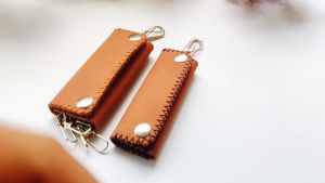 gantungan kunci model dompet kulit sintetis