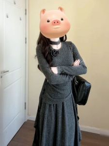 ชุดเดรสสีเทาสไตล์ฝรั่งเศสสำหรับผู้หญิง ชุดเสื้อถักพร้อมกระโปรงยาวครึ่งตัว ชุดหวานๆ ฤดูใบไม้ร่วง/ฤดูหนาว แฟชั่นสตรีท กระโปรงทรงเอ เส้นใยโพลีเอสเตอร์