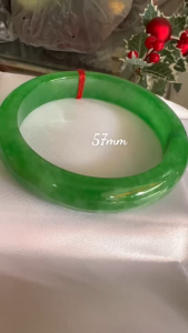 Vòng Cẩm Thạch Bản Hẹ Lý Ni 57mm Cao 12mm Dẩy 8mm Vòng Xanh Lý Tươi Sáng Bóng thiệt đẹp xuất sắc nữ mệnh mộc hỏa thủy 55kg - 62kg đeo có 1250k ạ