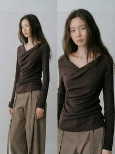 POPCHRIO | Áo Thun Elegance Dập Xếp Ly Cổ Flare Tay Dài Ôm Body Cổ V Bất Quy tắc