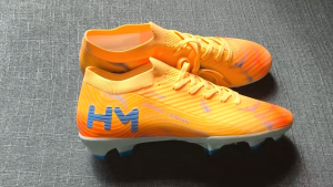 จัดส่งภายใน 24 ชั่วโมง รองเท้าฟุตบอล ผู้ชายและผู้หญิง กันลื่น น้ำหนักเบา ใหม่