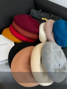 หมวกเบเร่ต์ผ้าขนสัตว์สีขาวสไตล์ย้อนยุค สไตล์อังกฤษ สำหรับผู้หญิง ฤดูใบไม้ร่วง ฤดูหนาว อบอุ่น หมวกทรงสี่เหลี่ยม สไตล์ผู้หญิง ทรงกลม