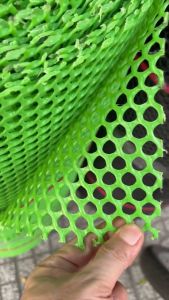 Lưới nhựa lưới mắt cáo nhựa xanh đen lỗ 1cm - Khổ rộng 1m