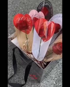 ซองใส่ดอกไม้ ถุงห่อดอกไม้ กระดาษคราฟท์ไดคัทรูปหัวใจ Love You ซองพลาสติกห่อดอกไม้