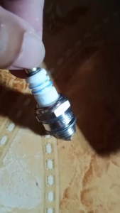 หัวเทียนเครื่องพ่นปุ๋ยหว่านข้าว f30 w3f เครื่องยนต์อเนกประสงค์ เครื่องลม/พ่นปุ๋ย เครื่องตัดหญ้า