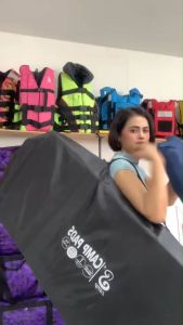 แผ่นปูรองนอนขนาด 3.5 ฟุต ความหนา 20mm.แบบผ้าลายสก๊อต (ขนาด 105x200cm.) สามารถนอนได้1-2  คน มีกระเป๋าเก็บพร้อมสายสะพายสามารถปรับความยาวได้พกพาสะดวกน้ำหนักเบาฟรีหมอน2ใบ