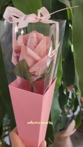 ดอกไม้ธนบัตร แบงค์ 100 = 4 ใบ ในช่อกล่องสีชมพู สูง 15 นิ้ว