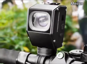 Convenient outdoor floodlight bicycle headlight Type-C charging digital display portable and easy to disassemble mountain light riding green Keen lifting headlight