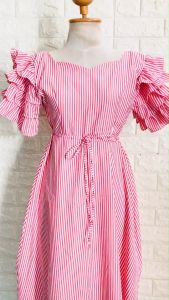 ชุดเดรสยาว แขนระบายชั้นๆ คอกลม ลายแถบสีแดง เอวผูกโบว์ กระโปรงพองบาน น่ารักมาก ผ้าคอตตอน ใส่สบาย