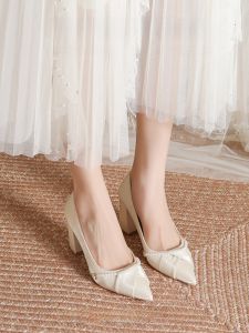 ขนาดกว้าง สไตล์ฝรั่งเศส ผ้าซาติน พื้นผิวรองเท้าส้นสูงรองเท้าขนาดใหญ่สําหรับเพื่อนเจ้าสาว 41-43 จัดเลี้ยงงานแต่งงานปากตื้นรองเท้าเดียว