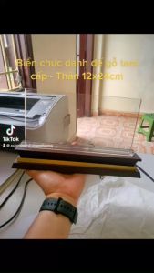 Biển chức danh mica đế gỗ tam cấp tiêu chuẩn 12x24cm