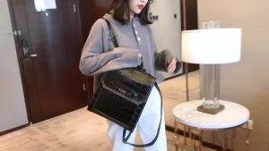 กระเป๋าเป้สะพายหลังผู้หญิงสไตล์เกาหลีรุ่นใหม่สไตล์วิทยาลัยหนังจระเข้หนังนักเรียนกระเป๋าเป้สะพายหลังใช้ได้สองแบบแฟชั่นแมทช์ลุคง่าย