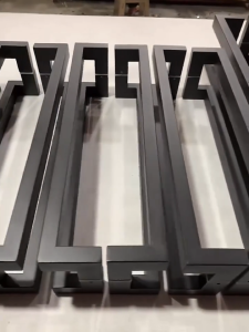 มือจับประตูสแตนเลสมีความยาว 600 800 1200 มม. และมีสีดําด้านหรือสีเงินบนพื้นผิว เหมาะสําหรับประตูกระจกและประตูไม้ ไม่แตกง่าย แข็งแรงทนทาน เหมาะสําหรับการใช้งานในระยะยาว