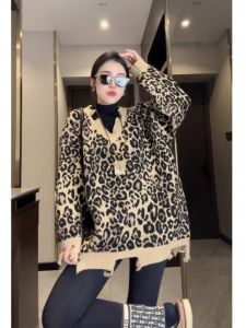 เสื้อสเวตเตอร์คอวีหลวมๆ สำหรับผู้หญิงไซส์ใหญ่ ฤดูใบไม้ร่วง/ฤดูหนาว เสื้อชั้นในลายเสือดาว แขนยาว ปกติ คอกลม เสื้อผ้าทำงานสไตล์เกาหลี