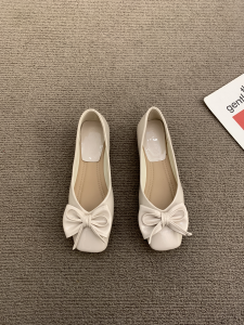 รองเท้าส้นแบนหัวแหลมพื้นแบนสีแดงสำหรับผู้หญิง รองเท้าส้นแบนหัวแหลมสไตล์ฝรั่งเศส เส้นใยไตรอะซิเตท ส้นแบน พื้นยาง