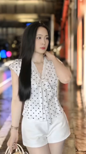 QC_ Outfit nàng thơ đồ mặc hè set vintage ngọt ngào nữ tính áo cổ V Tuyết Mưa chấm bi nơ phối Ren kèm quần short Kaki