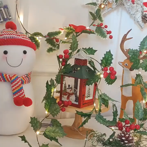 2M พวงหรีดคริสต์มาสประดิษฐ์จากใบฮอลลี่ ประดับด้วยผลเบอร์รี่สีแดง / พวงหรีด DIY สำหรับแขวนประดับต้นคริสต์มาส / พวงหรีดตกแต่งบ้าน