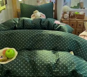 Dark‑Green Polka‑Dot Bubble Crinkle Microfiber Bedding Set1 Duvet Cover1 Flat Sheet & 2 PillowcasesSoft Breathable Bed Linens
