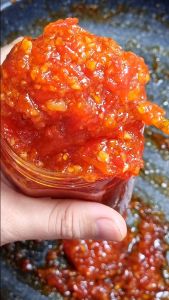 Tương Ớt Rim Đà Nắng Ngon Bất Bại được làm từ ớt tươi tạo nên hương vị cay nồng và hấp dẫn - VỰA KHÔ MINH TRIẾT
