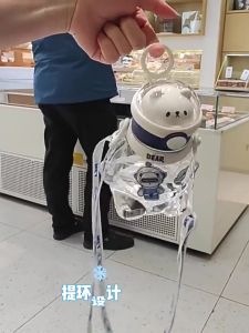 Botol Minum Anak Anti Tumpah Dan Bocor Karakter Beruang Astronot Lucu HX-317 700ml Plus Tali Gantungan Bahan Kualitas Tinggi Plastik Food Grade (BPA FREE)