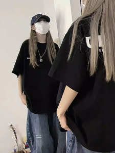 T-Shirt Wanita Hitam Lengan Pendek - Motif Huruf Premium Ice Silk 2025  Desain Streetwear Oversize Slim Fit Kerjah Lurus  Baju Kasual Kerah Bulat Nyaman untuk Gaya Korean Wave & Eropa  Streetwear Santai  Kerah Bulat Nyaman model trendy Desain Eksklusif