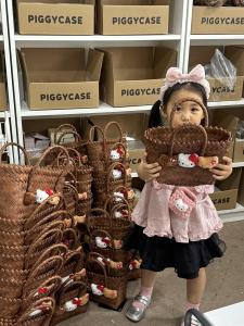 กระเป๋าถือผ้าไนลอนลายแมวการ์ตูนถักมือ กระเป๋าถือแบบสะพายไหล่ข้างเดียว PVC สำหรับฤดูร้อนปี 2024 กระเป๋าถือแบบลำลอง