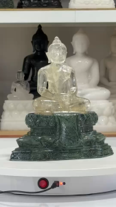 พระแก้วจุยเจีย สโมคกี้ควอตซ์ เนื้อใส รูปทรง พระแก้วมรกต ปางสมาธิ หน้าตัก 5 นิ้ว พร้อมฐาน หินเขียว แกะสลัก ลายกนกลายไทย