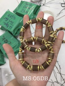 Vòng tay trầm hương tốc tự nhiên.