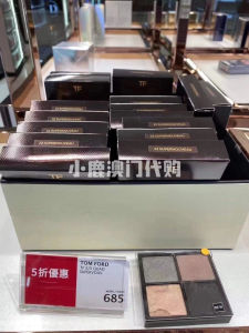  Christmas Limited Edition 2024 Macau Snow Illuminated White Palette Eye Shadow Quad Natural Highlighting Black Matte