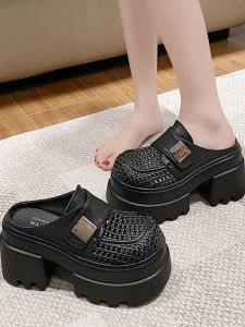 รองเท้าแตะผู้หญิงแบบสวมครึ่งนิ้วสไตล์ใหม่ปี 2025 รองเท้าแตะแบบสวมครึ่งนิ้วแบบทอเปิดหน้าตาบุขนแกะหนาแบบสวมสบายสำหรับใส่ไปเที่ยว