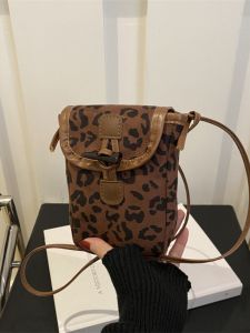 กระเป๋าสะพายข้างลายเสือดาวแฟชั่นฤดูใบไม้ร่วงและฤดูหนาวสำหรับผู้หญิง กระเป๋าสะพายข้างแบบสะพายไหล่เดียวที่มีสไตล์และเรียบง่าย กระเป๋าใส่โทรศัพท์มือถือแบบทันสมัย