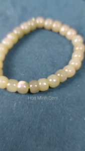 Vòng tay Ngọc Hòa Điền xanh ngả mạ non kiểu hạt vuông bo tròn size 8 li phong thủy may mắn không kén mệnh | Hoa Minh Gem