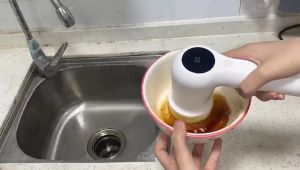 EIHOME แปรงขัดแบบหมุนไฟฟ้าสำหรับห้องน้ำแปรงทำความสะอาดพลังสูงพร้อมหัวแปรงแบบถอดเปลี่ยนได้แปรงไร้สายแบบมือถือ