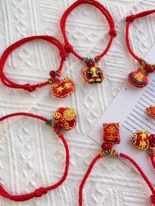 Vòng cổ dây đỏ kèm lời chúc hộ mệnh dành cho chó mèo - T3 PETS SHOP