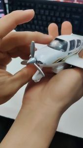 โมเดลครื่องบิน ใบพัด Cirrus SR22 - โครงสร้างเหล็ก มีไฟ-มีเสียง มีลานวิ่งได้ ไซร์ กว้าง25xยาว19สูง7cm. 77731 # ของเล่น