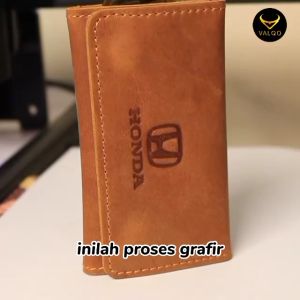 [KHUSUS NON COD] VRIO Custom Free Grafir Logo Tulisan Gantungan kunci kulit sapi untuk Mobil Motor STNK Honda Toyota Daihatsu Fortuner Pajero Innova BMW Ford  Xpander Brio HRV BRV VW Hyundai Nisan Jeep