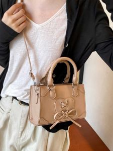 กระเป๋าสะพายข้างสี่เหลี่ยมเล็กเงินแฟชั่นสำหรับผู้หญิง กระเป๋าสะพายข้างแบบสะพายไหล่เดียว กระเป๋าสะพายข้างแบบมอเตอร์ไซค์ กระเป๋าถือแบบสะพายข้าง